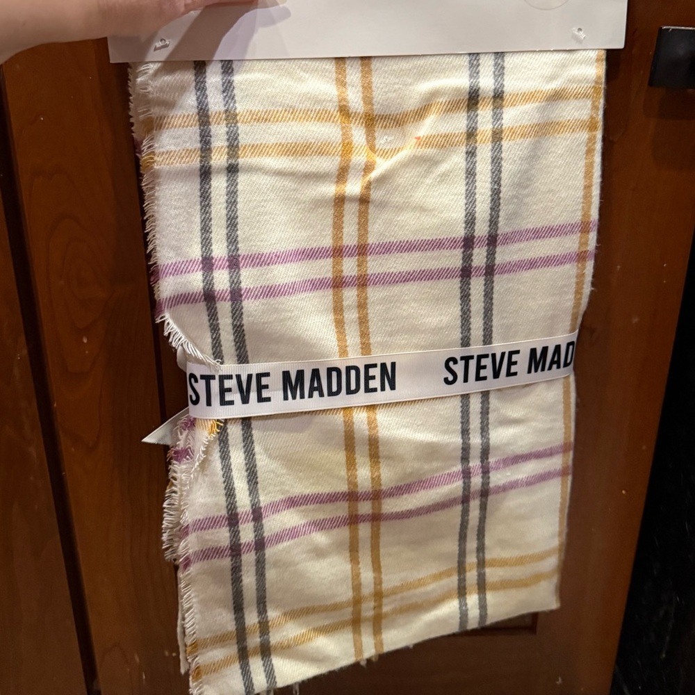 Steve Madden Hat and Plaid Scarf set - Picture 2 of 6